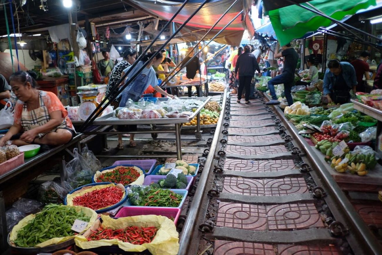 Private Bangkok Tour: Beyond Market Adventure: Railway & Floating Markets