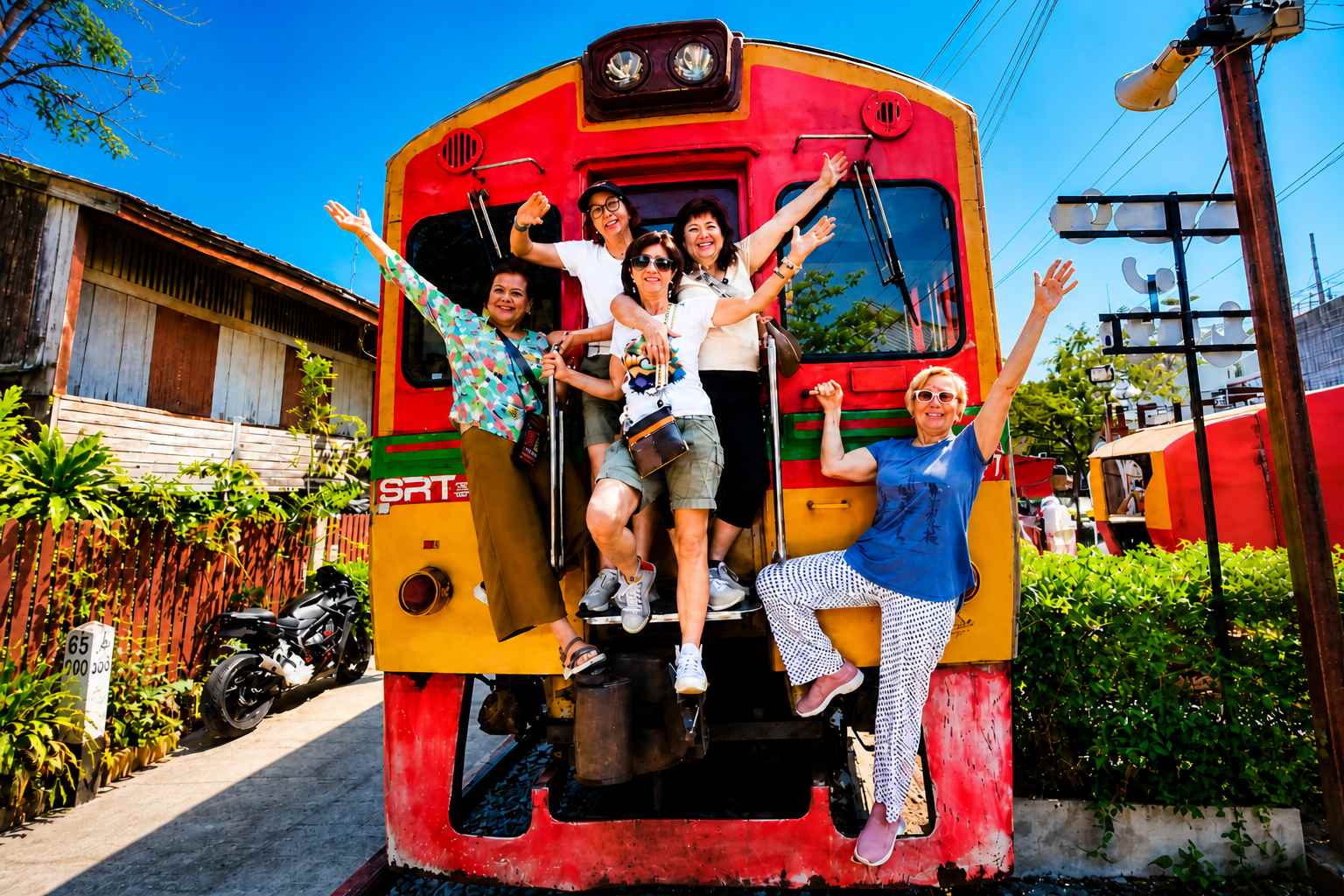๋Join Tour Bangkok: Floating Market, Maeklong Train Market & Dragon Temple include share transfer
