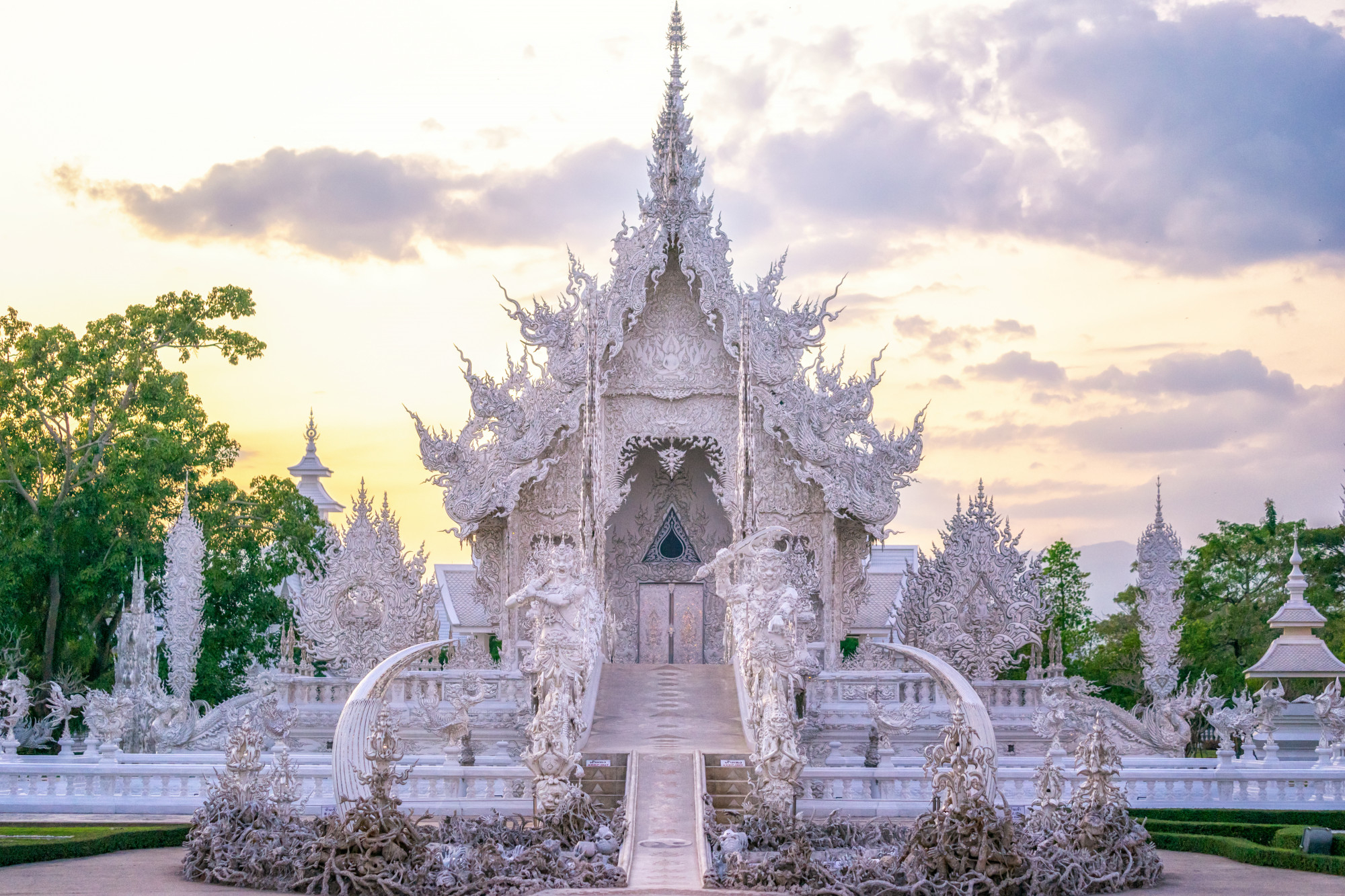 Join Tour White Temple, Blue Temple, Black House, Red Temple and Lalita Cafe One Day Trip from Chiang Mai