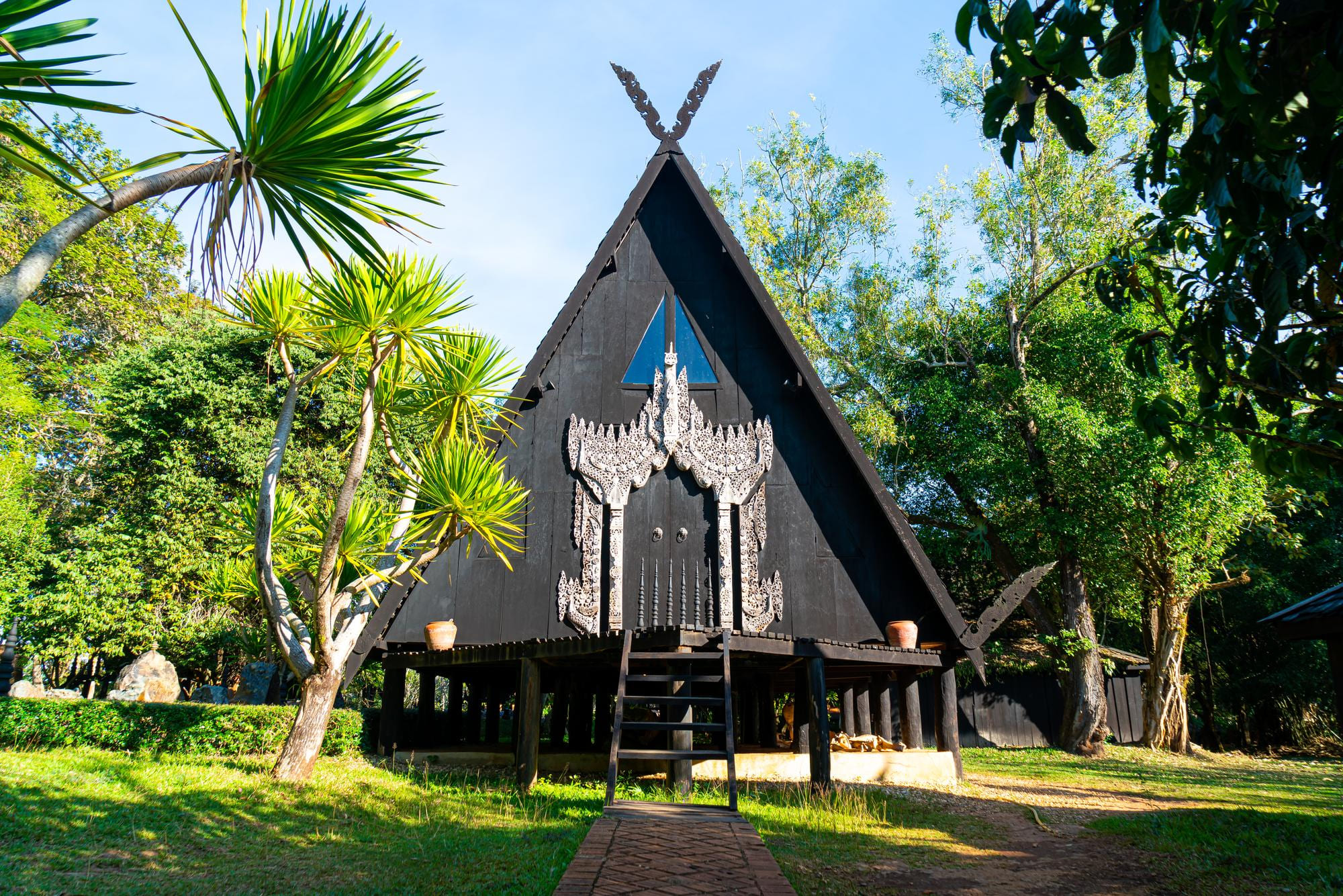 Join Tour White Temple, Blue Temple, Black House, Red Temple and Lalita Cafe One Day Trip from Chiang Mai