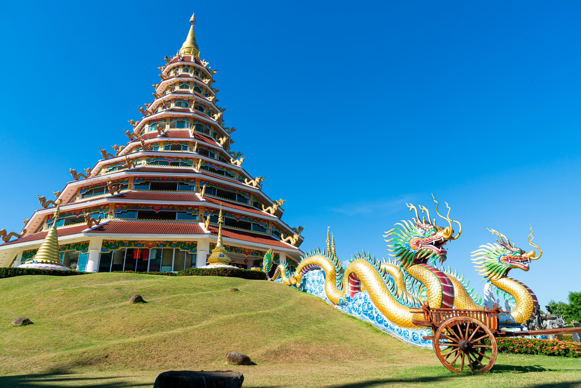 Join Tour White Temple, Blue Temple, Black House, Red Temple and Lalita Cafe One Day Trip from Chiang Mai