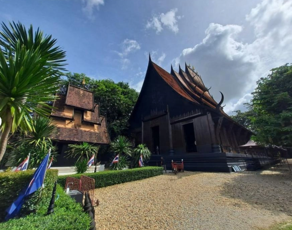 [Early Bird Discount] Chiang Rai Day Tour: White and Blue Temples, Golden Triangle