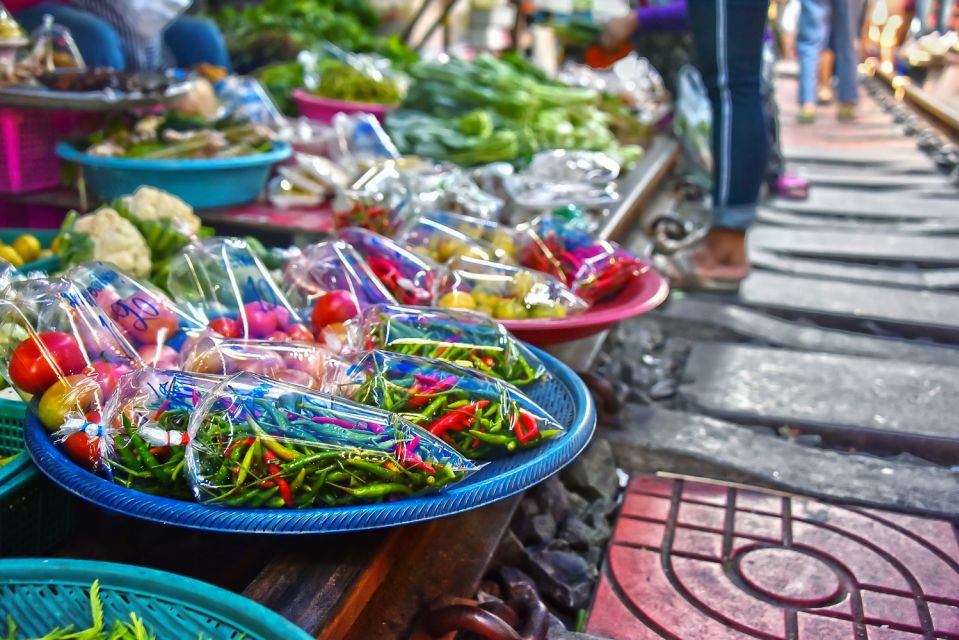 From Bangkok : Meaklong Railway Market and Damnoensaduak Floating Market with English Guide
