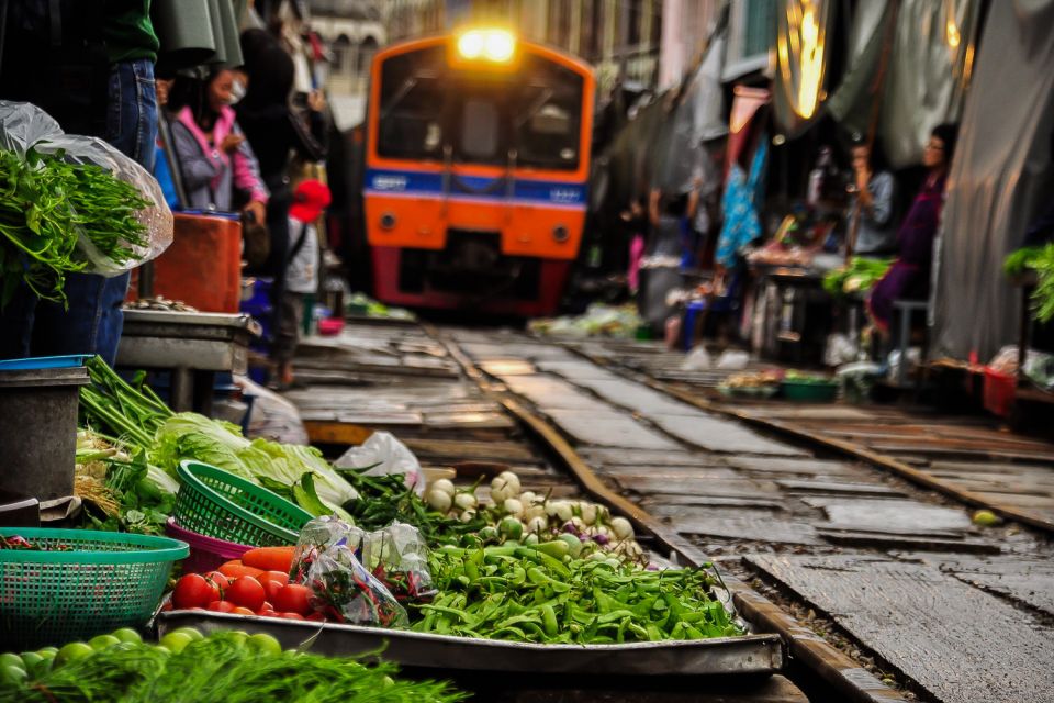 From Bangkok : Meaklong Railway Market and Damnoensaduak Floating Market with English Guide