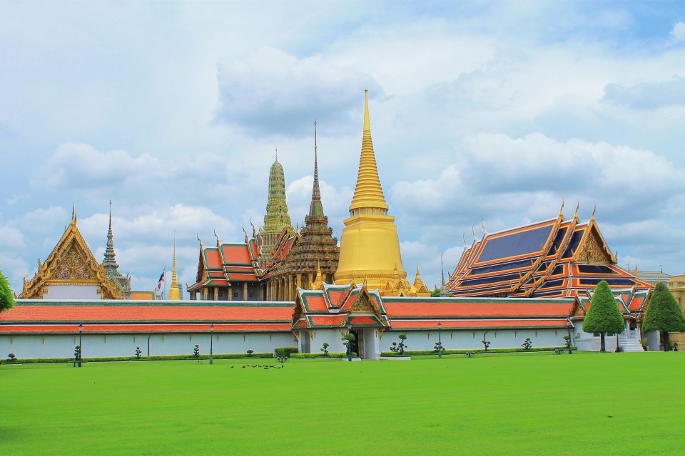 Best Of Bangkok Tour : Grand Palace ,Wat Pho, Wat Arun, Lunch with English Guide