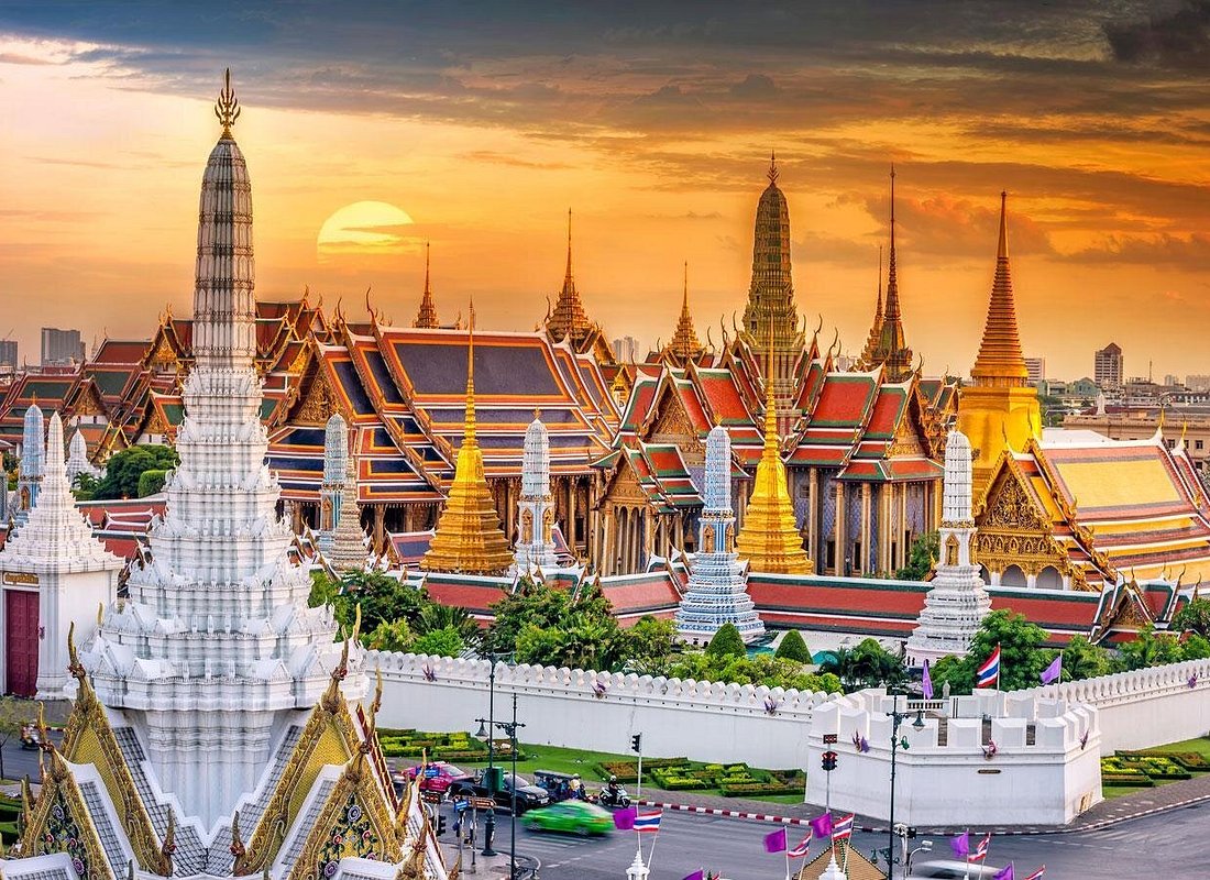 3 iconic temples tours :Join Tour at Grand Palace + Wat Arun + Wat Paknam Include lunch