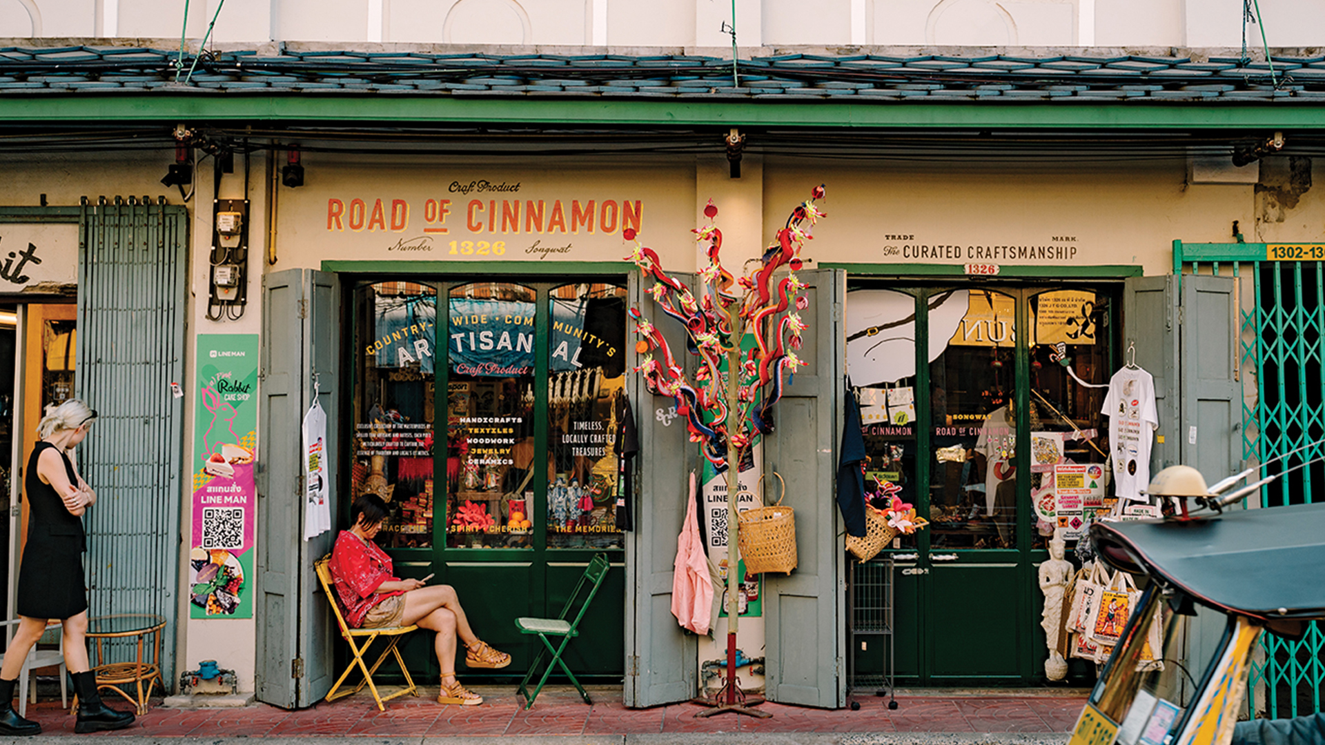 Bangkok Dusit Central Park & Song Wat’s photogenic lanes. Half-Day Walking Tour
