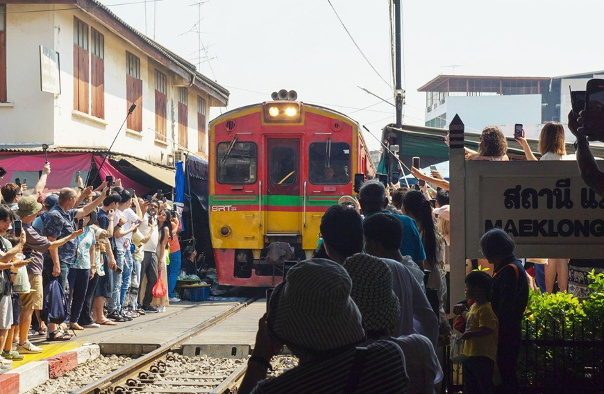 Join Tour Floating Market + Meklong Bus Tour (Meeting Point at Asok Terminal 21 or Robinson Department, BTS Asoke)