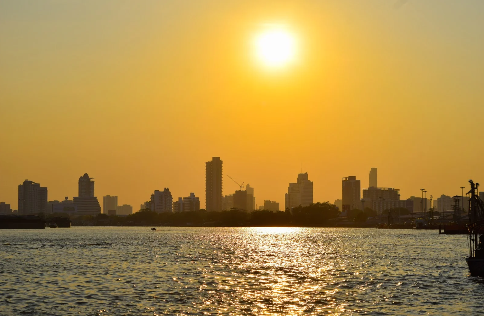Join Tour Bangkok: Firefly Boat with Large Boat (Meeting Point at Exit 4 of MRT Queen Sirikit Station)
